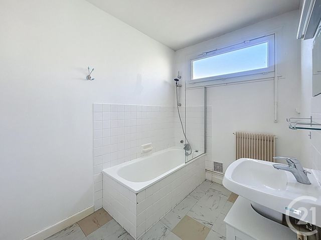 Appartement F3 à louer - 3 pièces - 78.0 m2 - ST POURCAIN SUR SIOULE - 03 - AUVERGNE - Century 21 Lefèbvre Immobilier